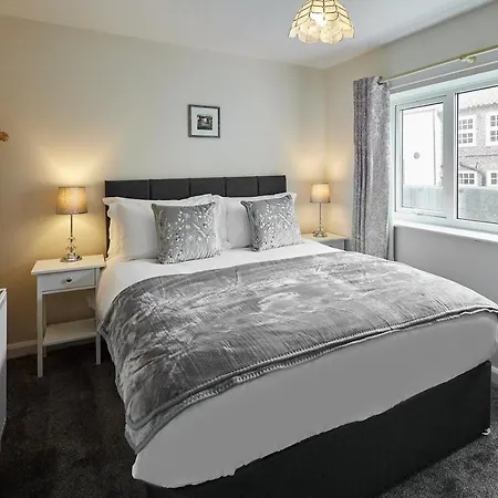 Host & - Greens Yard House Уитби