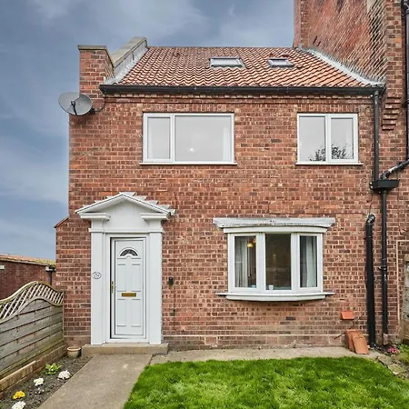 Host & - Greens Yard House Уитби