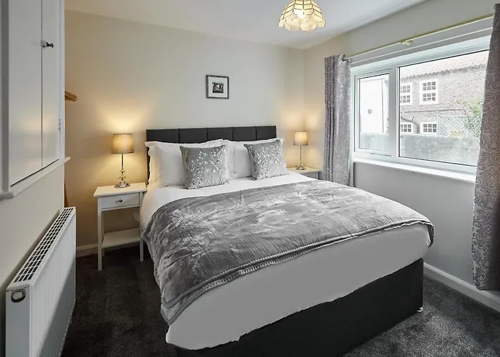 Host & - Greens Yard House Уитби